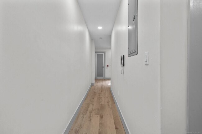 Building Photo - 111 Bank St