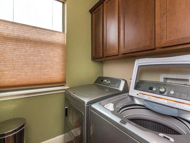 Building Photo - 1553 Twin Cove