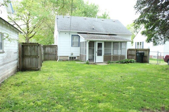Building Photo - EXTREMELY PET FRIENDLY!!  3 Bedroom, 1 Bathroom Home in Ames!