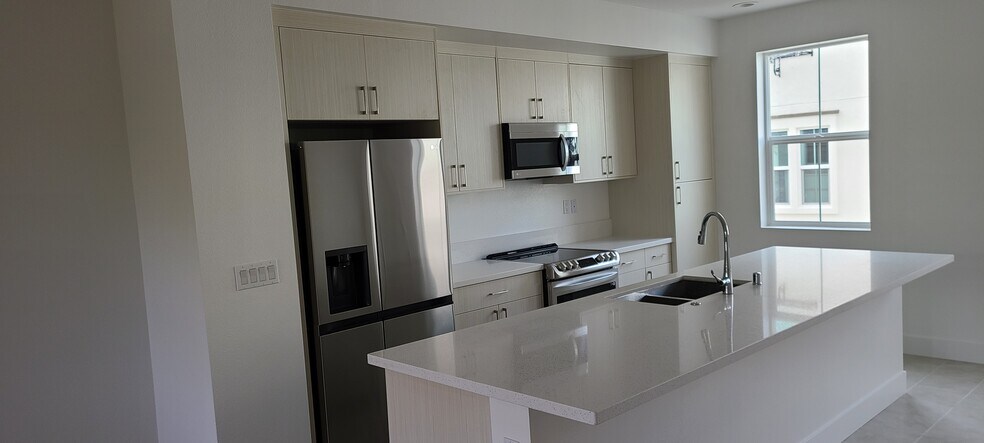 Kitchen area - 726 Rockview Rd