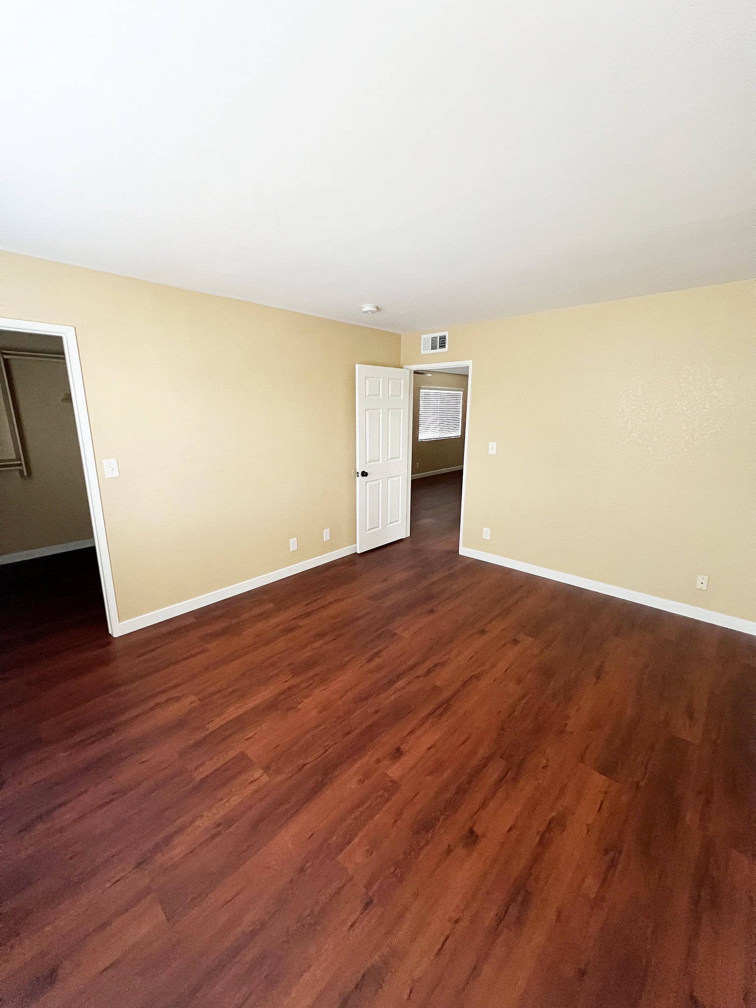 Building Photo - 14243 Burbank Blvd