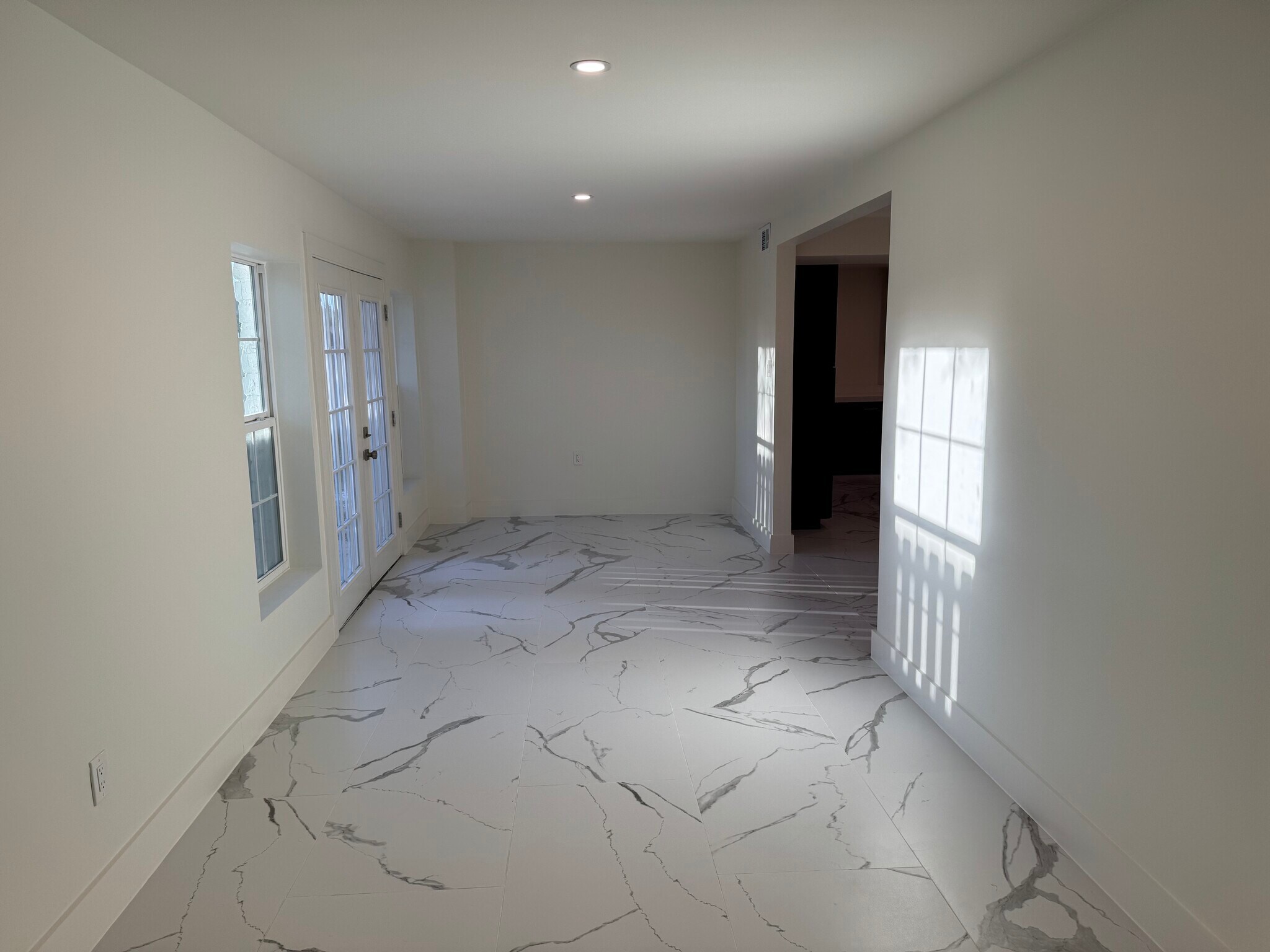 Building Photo - 13 Royale Cir