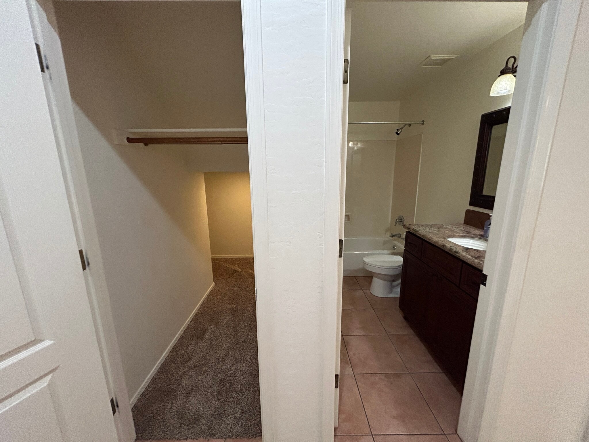 Building Photo - 9885 S La Rosa Dr