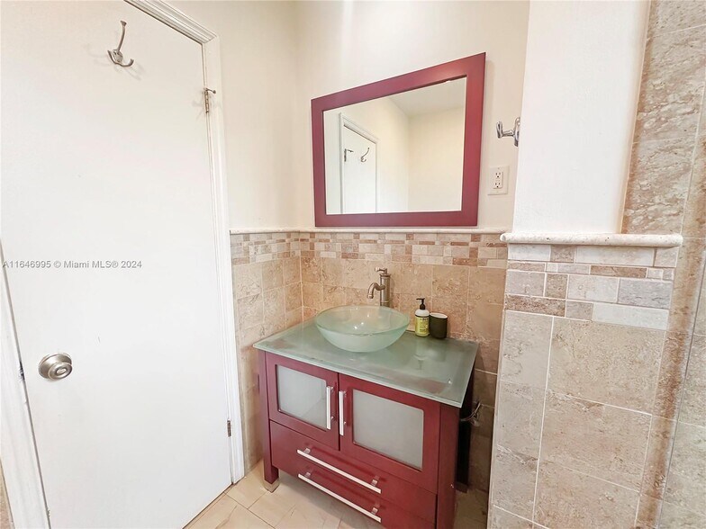 Building Photo - 6140 Pine Tree Dr