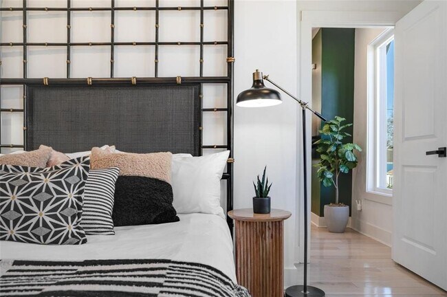 Building Photo - 724 Charles Allen Dr NE