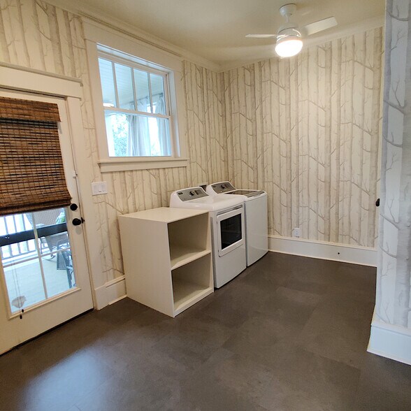 Building Photo - 921 E Waldburg St