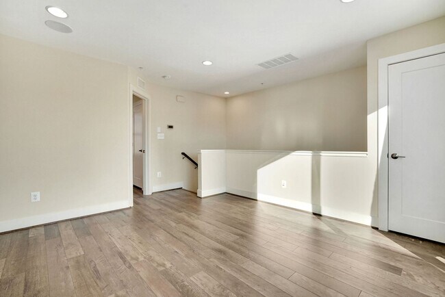 Building Photo - 3 Bed 3.5 Bath - Bethesda Montgomery Row Townhouse - Move in Ready