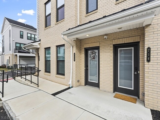 Building Photo - 715 Parker Blvd