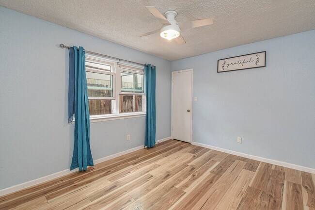 Building Photo - 12054 Plumpoint Dr