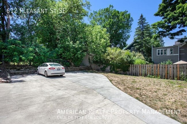 Building Photo - 612 Pleasant St SE