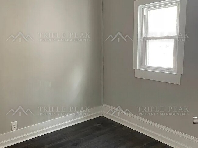 Building Photo - 297 N Laurel St