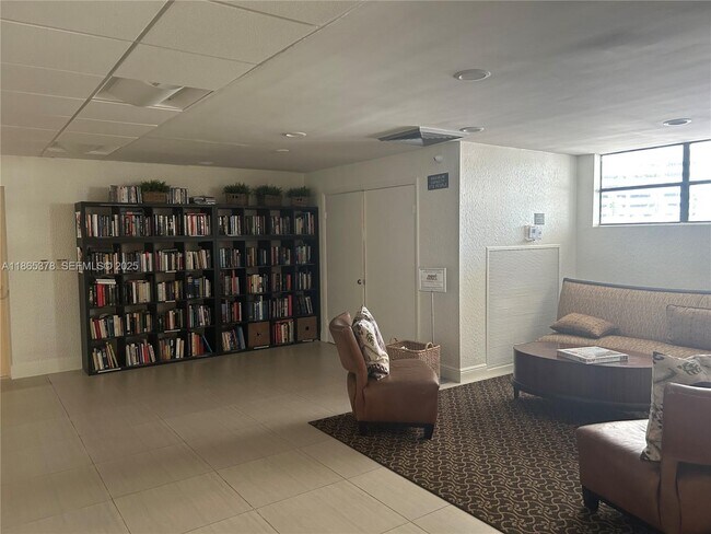 Building Photo - 400 Leslie Dr