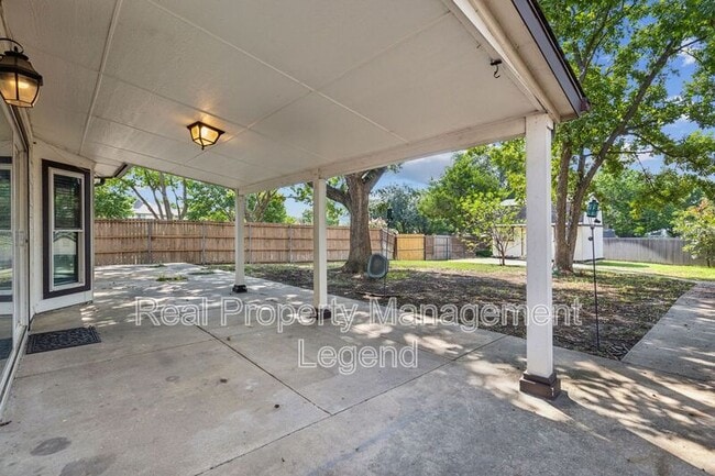 Building Photo - 2701 Harmon Dr