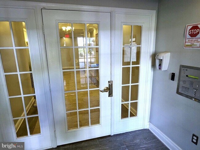 Building Photo - 5563 Seminary Rd