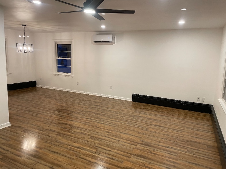 Building Photo - 44 Chestnut St