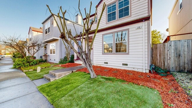 Building Photo - Charming 3 Bedroom 2.5 Bath with Bonus Room and Private Yard!