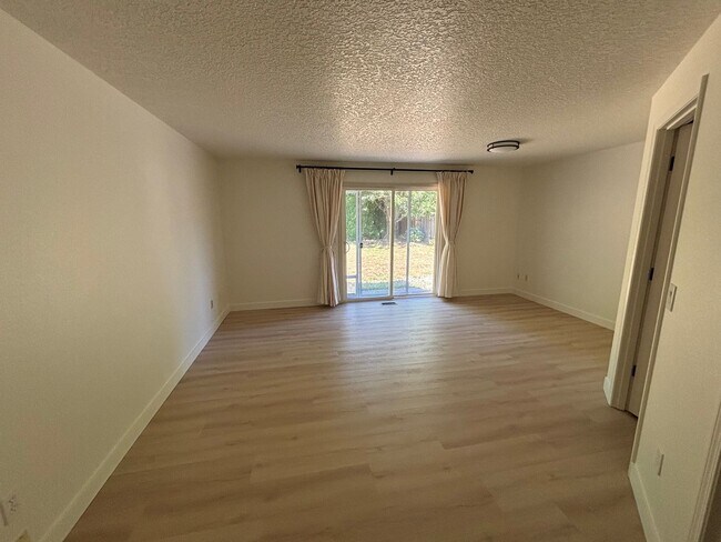 Building Photo - Freshly Updated Troutdale Gem with Enterta...