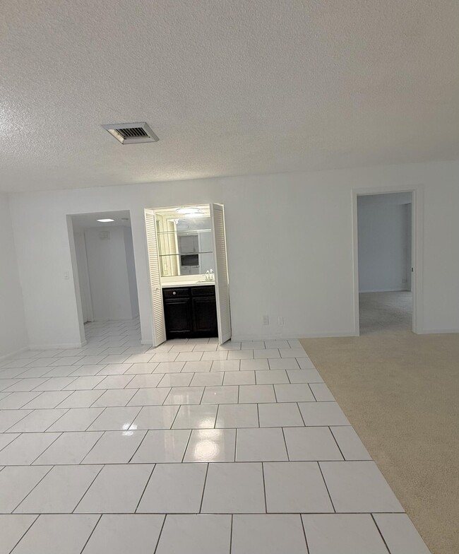 Building Photo - 1739 Embassy Dr