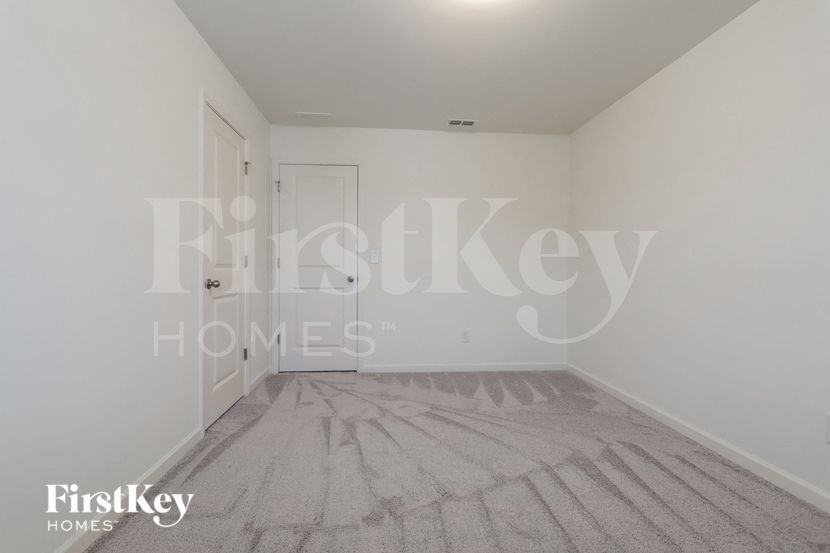 Building Photo - 135 Knightsbridge Ln