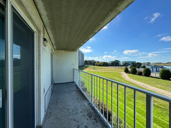 Building Photo - 200 Cove Way