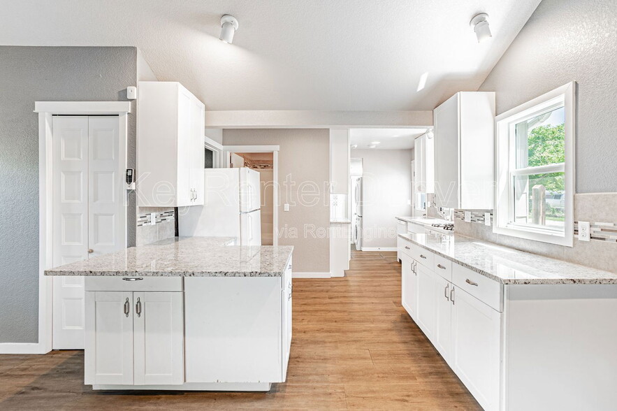 Building Photo - 6405 W Jefferson Pl