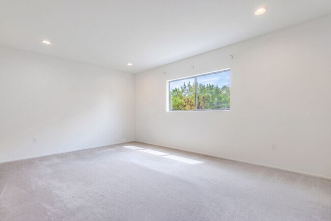 Building Photo - Chatsworth Rent This Now