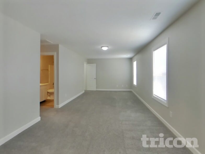 Building Photo - 2990 Parkview Dr
