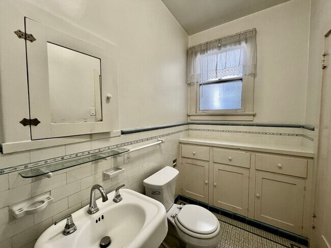 Building Photo - 145 N Sycamore Ave