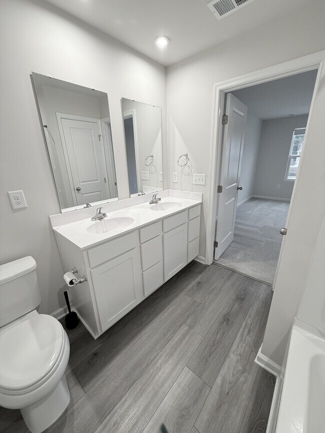 Building Photo - 400 el Camino Dr