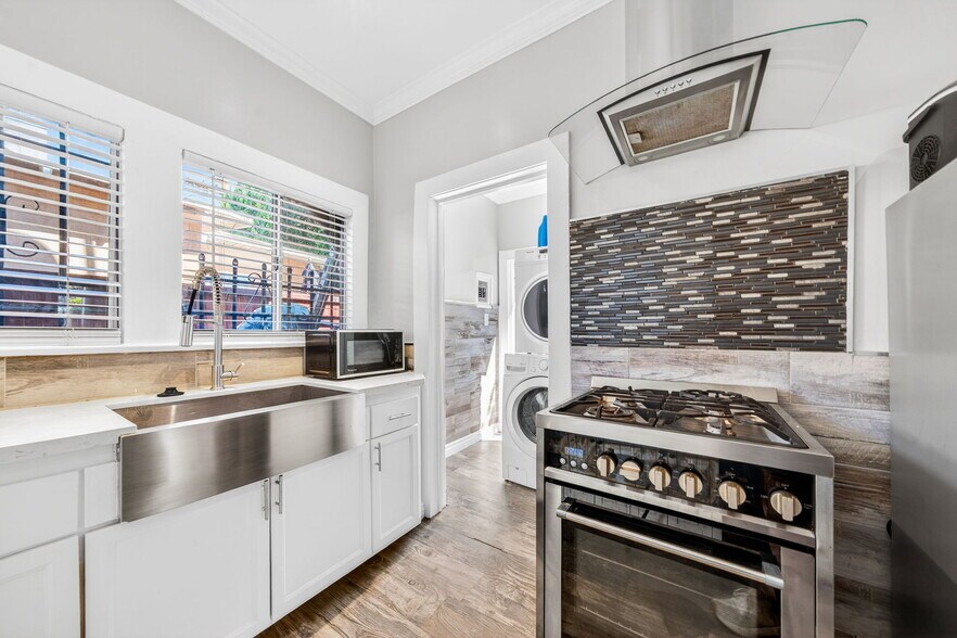 Building Photo - 5915 Lexington Ave