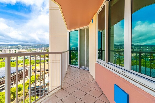 Building Photo - Beautiful Honolulu views from this bright ...