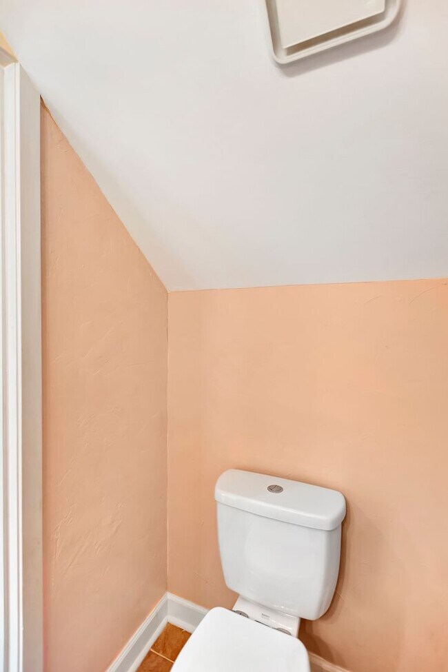 Building Photo - Prime Location Near Ravenel Bridge & Charl...