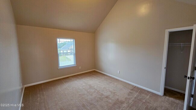 Building Photo - 302 SW Plantation Dr