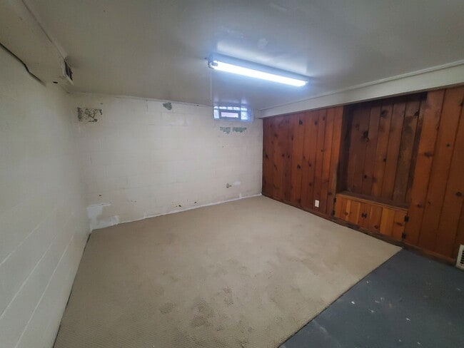 Building Photo - 3 Bedroom Single Family