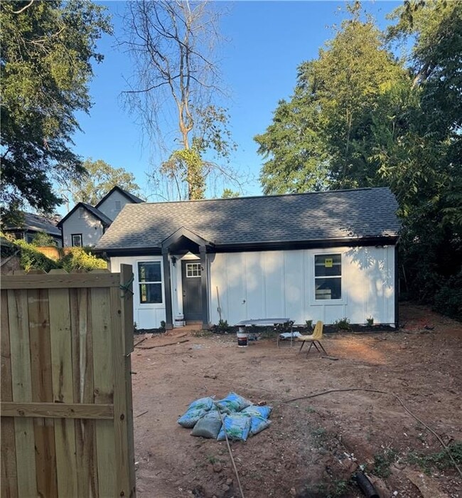Building Photo - 1114 Oakland Dr SW
