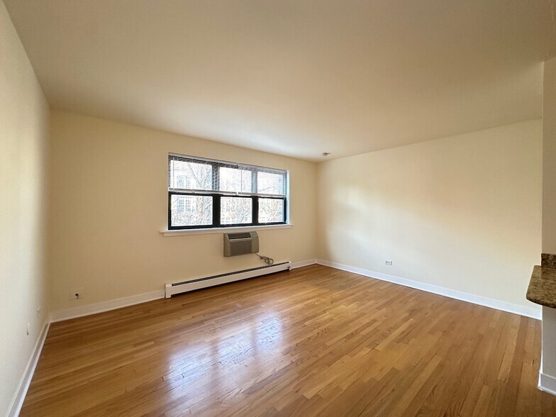 Building Photo - 645 W Wrightwood Ave