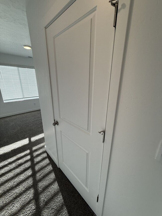 Building Photo - Charming Townhome in Provo, UT  $500 gift card if rented before Valentines day