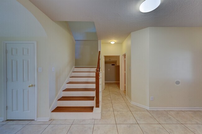 Building Photo - 2610 Ledgebrook Ln