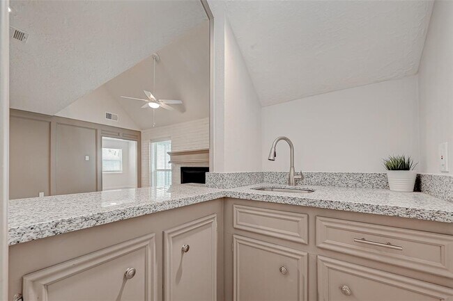 Building Photo - 318 Pine Manor Dr