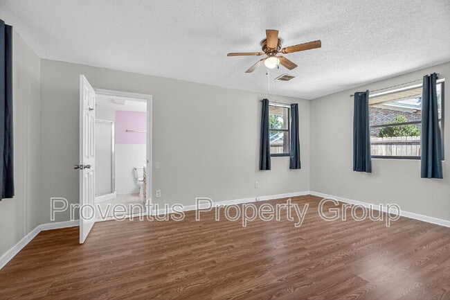 Building Photo - 8 Manor Dr