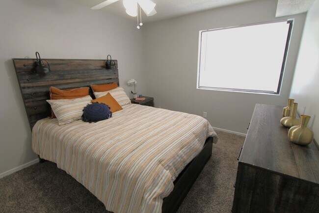 Building Photo - Large one bedroom with amazing vaulted ceilings and a balcony!  Check us out today!