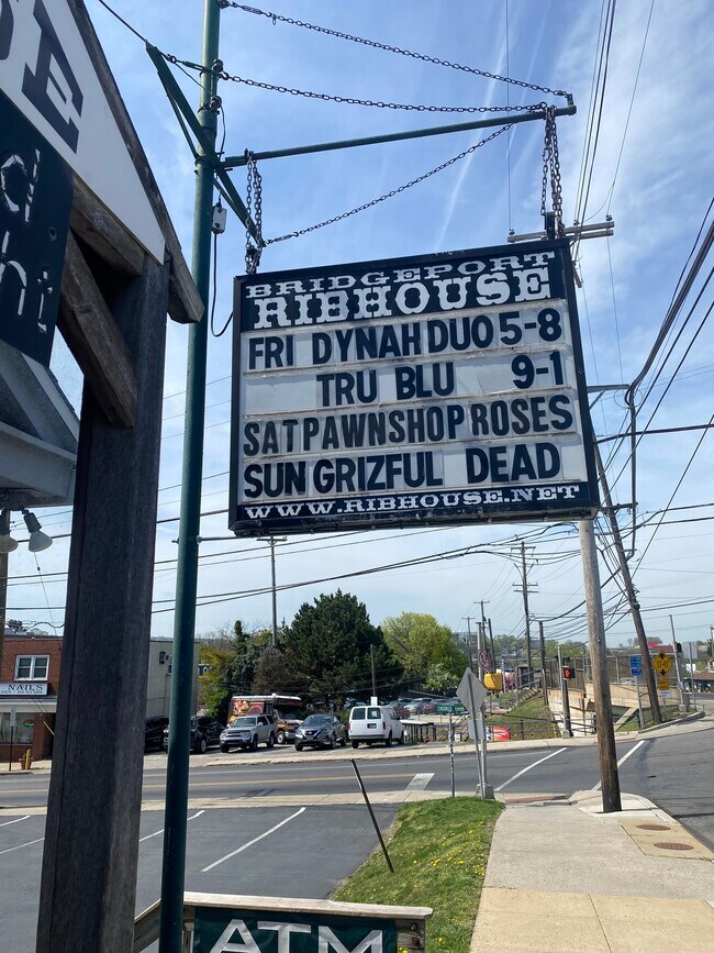 Bridgeport Ribhouse 5 minutes over the bridge... Live entertainment - 114 E Main St