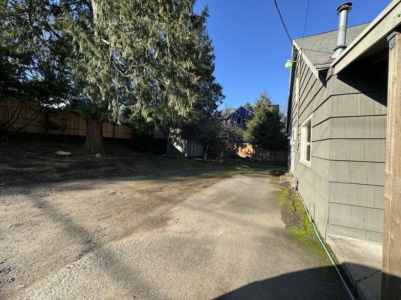 Building Photo - 4509 SW Taylors Ferry Rd