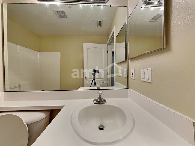 Building Photo - 18131 Birdwater Dr