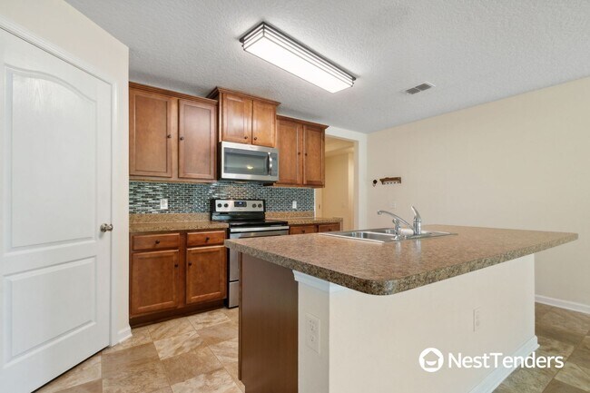 Building Photo - Four Bedroom Just Off Amelia Concourse!