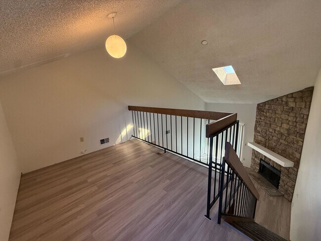 Building Photo - 2 Bedroom 1 Bath with Loft Available NOW!!...