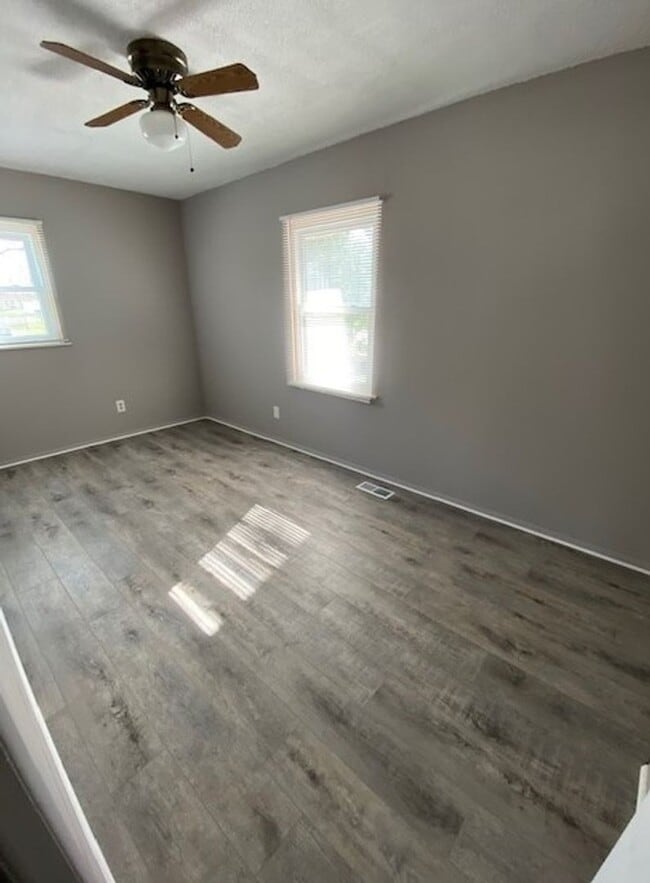 Building Photo - 606 Dogwood Dr