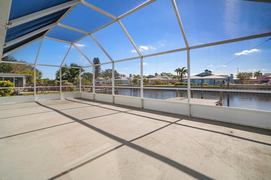 Building Photo - 910 Spindle Palm Way