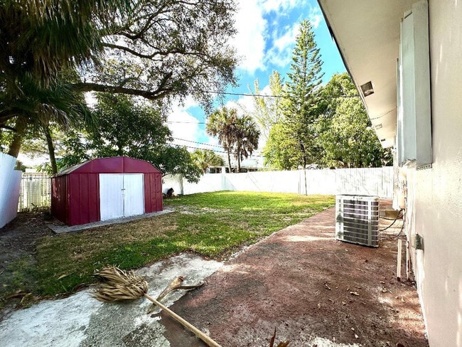 Building Photo - 525 NW 15th Terrace