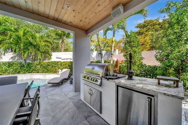 Building Photo - 544 N Victoria Park Rd